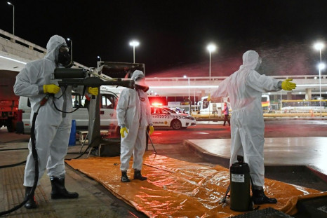 Soldados brasileÃ±os se desinfectan entre ellos tras realizar labores de desinfecciÃ³n contra el nuevo coronavirus en el metro en Brasilia