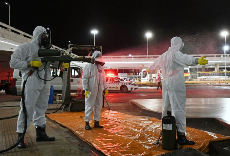 Soldados brasileÃ±os se desinfectan entre ellos tras realizar labores de desinfecciÃ³n contra el nuevo coronavirus en el metro en Brasilia