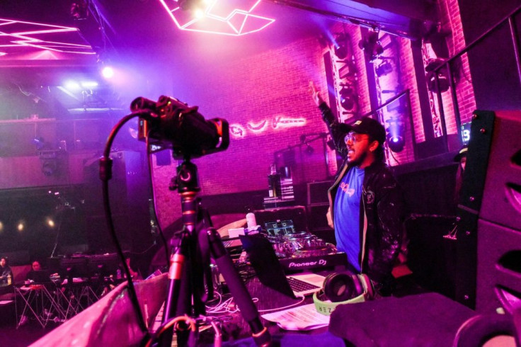 After Singapore ordered the closure of many entertainment venues last week, popular nightclub "Zouk" threw a "cloud-clubbing" party