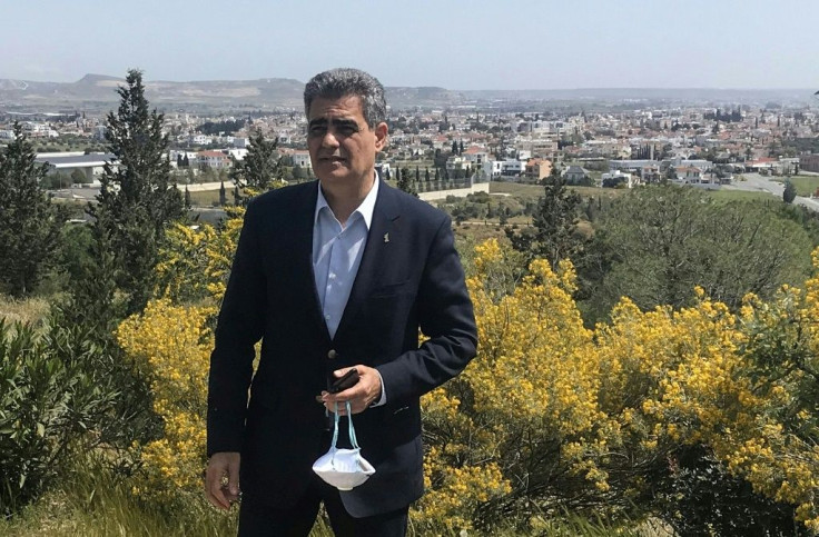 Mayor of Aradippou Evangelos Evangelides met members of the local municipal committee on Saturday morning in a forest outside of town as a way of meeting while maintaining safe social distancing