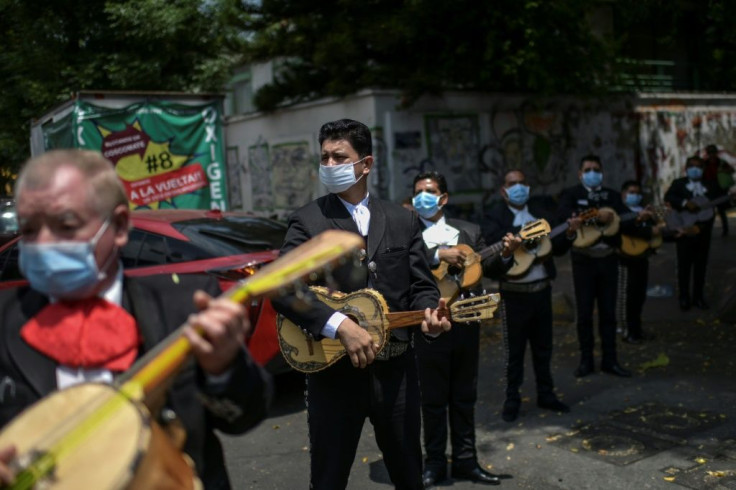 A mariachi band serenades the National Institute of Respiratory Diseases (INER) in Mexico City