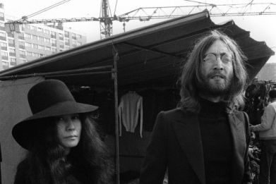 Filer from 1969 with John Lennon and Yoko Ono on a visit to Paris Flea Market