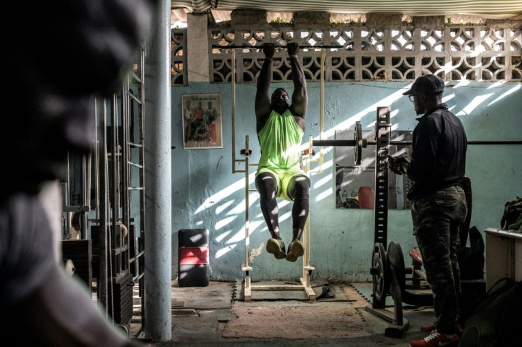 Moussa Diop trains under the eye of Maguette Seydi