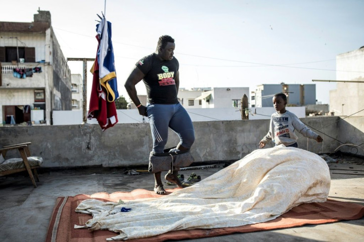 Moussa Diop training on the roof with the help of his nephew