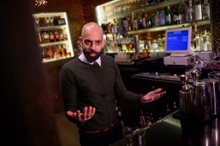 Rohit Malhotra, manager du bar "speakeasy" le Capo, qui a créé un cocktail en l'honneur d'Anthony Fauci, à Washington, le 14 janvier 2020