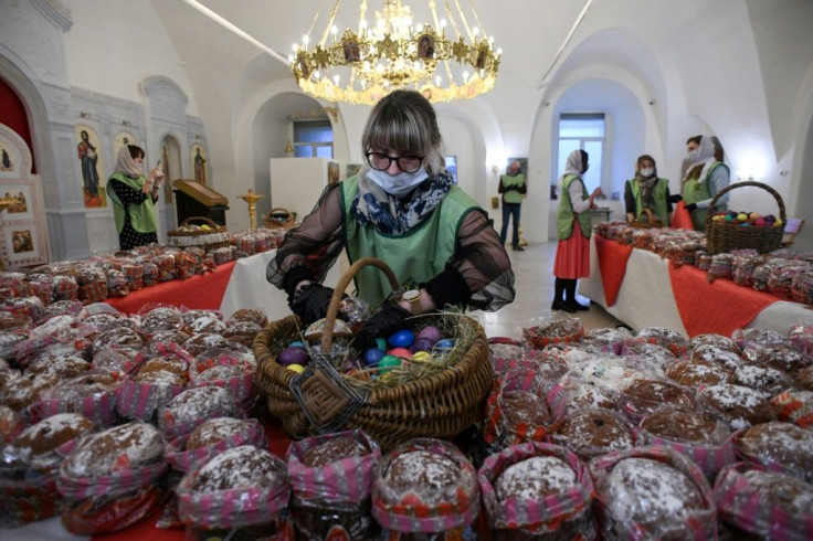 Russian churches in and around Moscow are to remain closed for Easter, but they plan to be open in other regions, while asking people to wear masks and not kiss icons