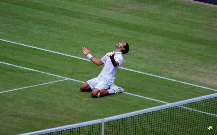 Novak_Djokovic_Wimbledon_2011_semifinal_win_celebration