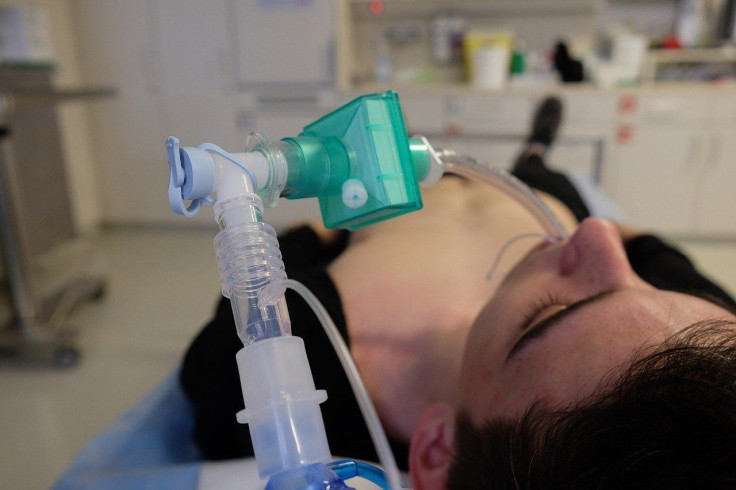 coronavirus patient dies after medical residents set ventilators too high