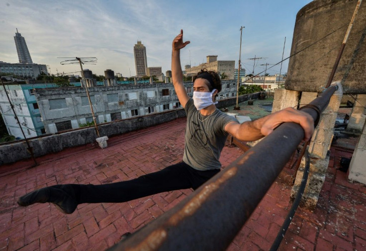 Amid the social isolation due to the pandemic, musicians, athletes, and dancers have taken to Havana's rooftops to stay fit