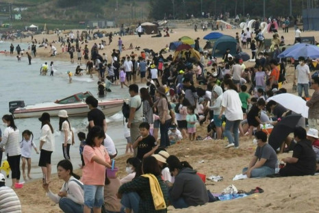 Crowds pack Seoul beach as new virus cases drop