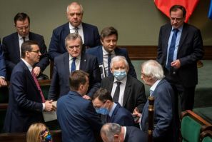 Leader of ruling Law and Justice (PiS) party Jaroslaw Kaczynski, wearing a mask, talks with ministers in parliament
