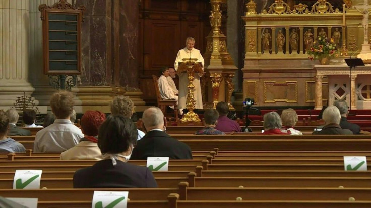 After two months of closure due to the COVID-19 epidemic, Berlin Cathedral celebrates its first mass in a new format: masks are de rigueur, disinfectant gel is offered at the entrance and only a small number of parishioners may attend the service.