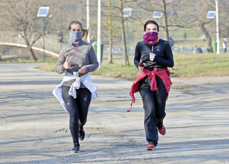 jogger runs for miles with mask on, suffers from burst lungs