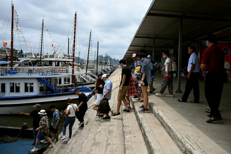 Hundreds waited to board tourist boats in Ha Long Bay
