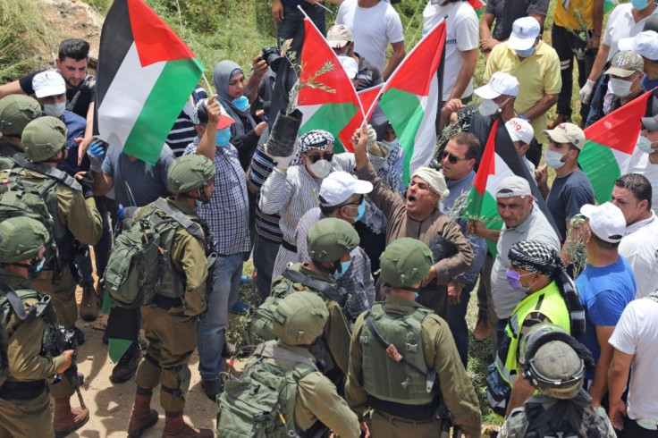 Palestinian protestor confront Israeli forces during a demonstration against Israeli settlements on May 15