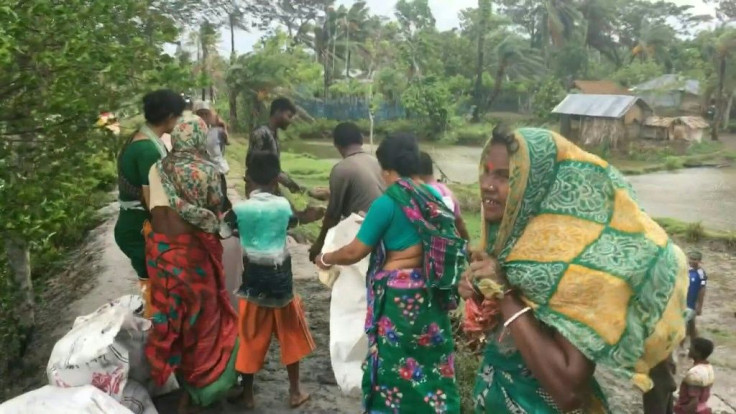 Bangladeshis reinforce dam as 'super cyclone' nears