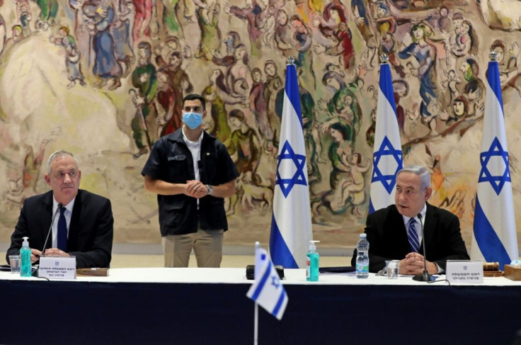 Israeli Prime Minister Benjamin Netanyahu (R) and Alternate Prime Minister and Defence Minister Benny Gantz (L) attend a cabinet meeting of the new government