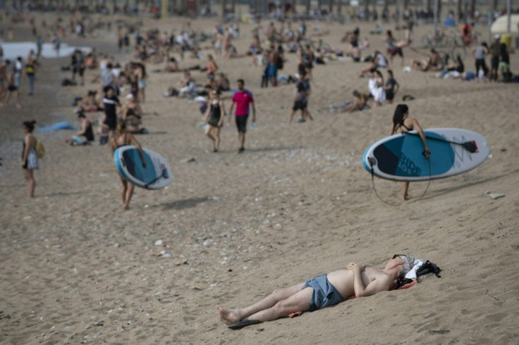 The health ministry recommends limiting the number of visitors to beaches, creating boundaries and spacing umbrellas four metres apart