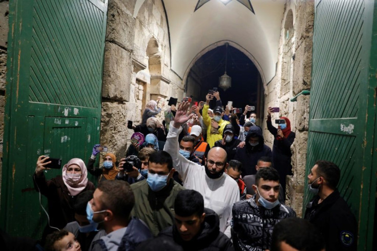 Plastinian Muslim worshippers enter to pray at the al-Aqsa mosque compound