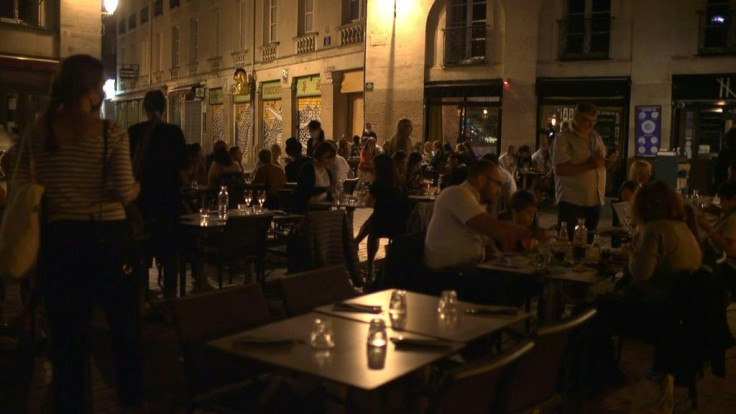 DJs, music, yelling in the kitchen... At midnight and one minute, La Prison du Bouffay restaurant in Nantes reopens its doors and celebrates the end of confinement. Customers waiting outside respected floor markings for social distancing.