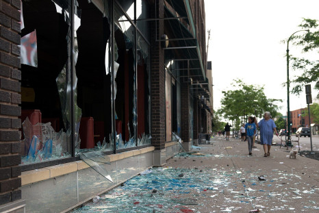 1599px-People_walk_by_looted_businesses_along_Lake_Street_on_Thursday_morning_in_Minneapolis,_Minnesota_(49945223818)
