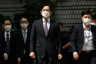 Samsung heir Lee Jae-yong (C) arrives at court for a hearing that rejected detaining him in connection with a controversial merger