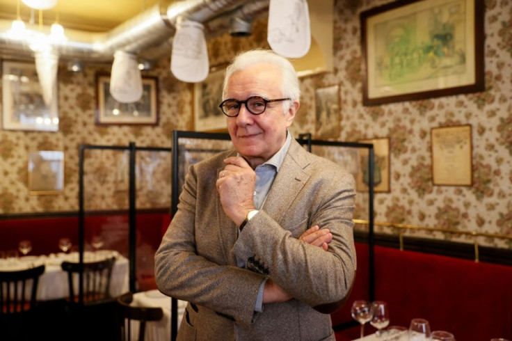 Alain Ducasse insisted that the system does not spoil the atmosphere of his 1930s restaurant