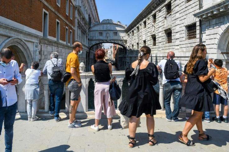 The tourists hone in on the major sights in Venice such as the famous Bridge of Sighs (Ponte dei Sospiri)