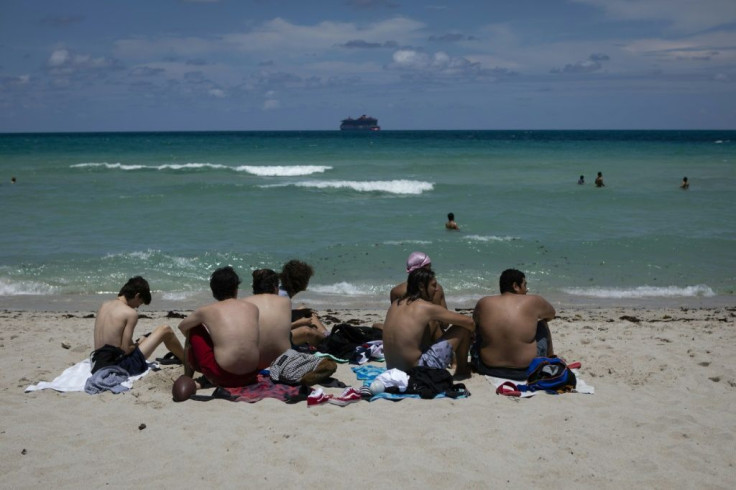 Not all beachgoers in Florida are practicing social distancing