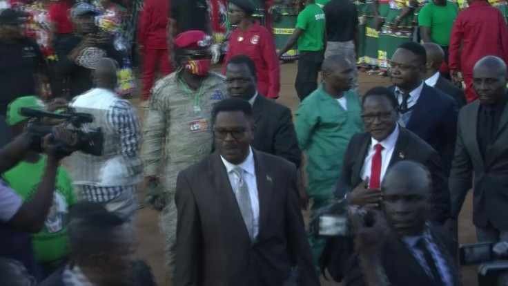 Presidential candidate for the Malawi opposition party, Lazarus Chakwera, holds his last campaign rally.Duration:00:56