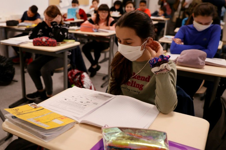 Middle school pupils returned to class in France