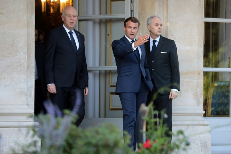 French President Emmanuel Macron (C) and Tunisian President Kais Saied (L) discussed Libya