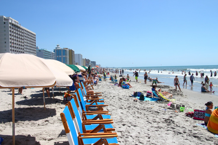 Atlantic_Ocean_shoreline_in_Myrtle_Beach,_South_Carolina