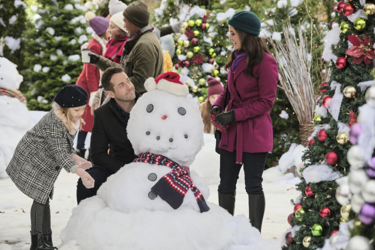 CHRISTMAS AT DOLLYWOOD