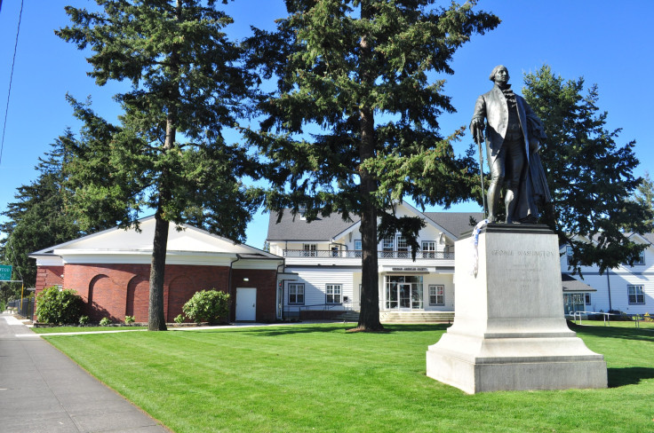 Portland,_OR_-_George_Washington_statue_and_German-American_Society_01