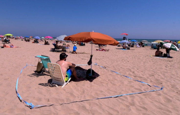 Social distances measures on a beach in Spain