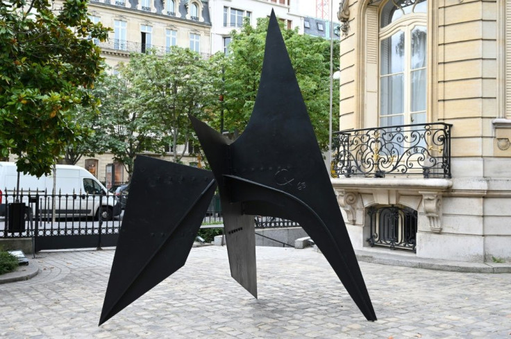 The black steel 3,5 metre (11 foot) structure was made by Calder in 1963