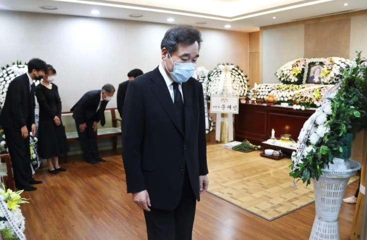 Former prime minister Lee Nak-yon was among attendees at the funeral