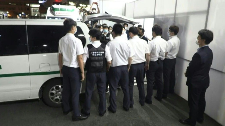 IMAGESA van carrying mayor of Seoul Park Won-soon's body is brought to Seoul National University hospital, as his supporters and colleagues wail. He was found dead on a mountain. (COMPLETES VID1UW80H_EN)