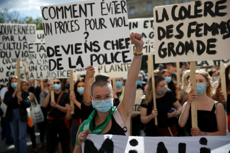 Des manifestantes devant l'HÃ´tel de ville de Paris le 10 juillet 2020