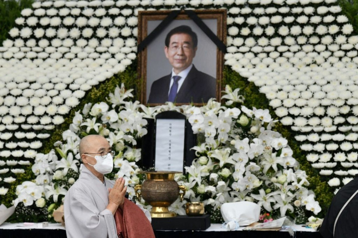 President Moon Jae-in sent flowers to the funeral and his chief of staff attended personally