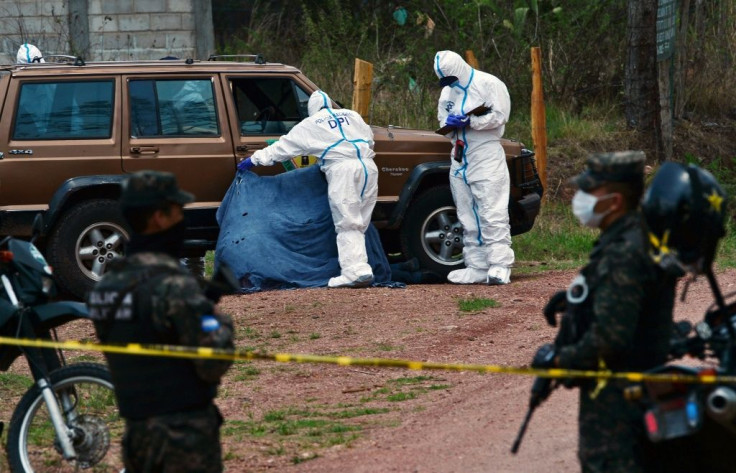 Honduran investigators pictured at the scene of a murder in Tegucigalpa in May 2020