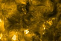 The Euro-American probe Solar Orbiter delivers the closest images ever taken of the Sun, revealing omnipresent miniature solar flares dubbed "campfires", which could explain the heating of the solar corona.