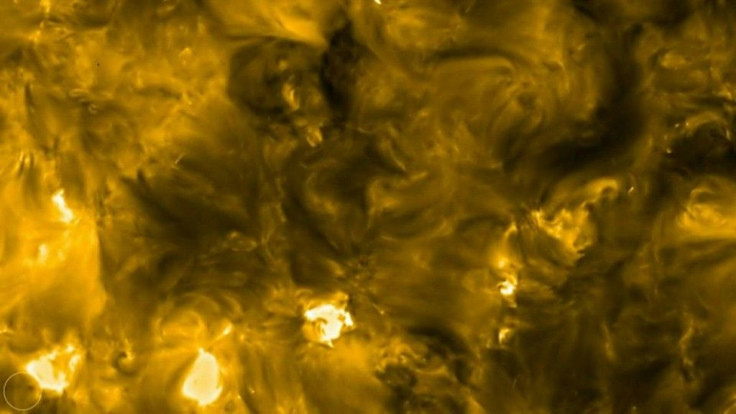 The Euro-American probe Solar Orbiter delivers the closest images ever taken of the Sun, revealing omnipresent miniature solar flares dubbed "campfires", which could explain the heating of the solar corona.