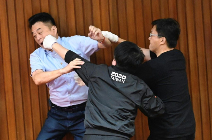 Lu Ming-che of the KMT ï¼left) fights with DPP lawmaker Wu Ping-jui (centre)