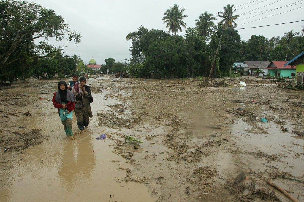 Indonesian Rescuers Hunt For Dozens Missing After Floods Kill 36 | IBTimes