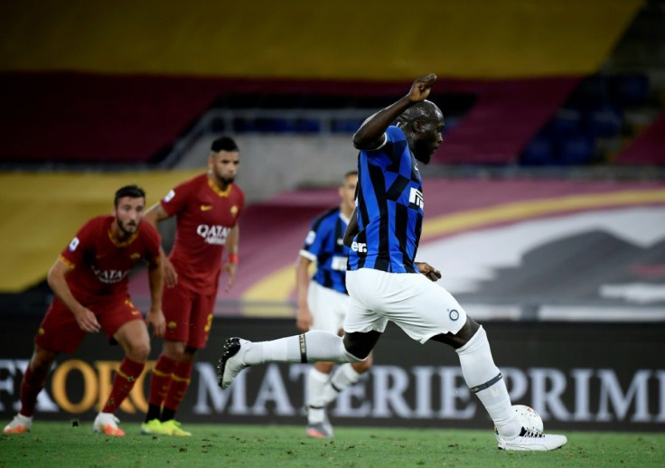 Inter Milan's Romelu Lukaku (R) shoots and scores a penalty kick against Roma.