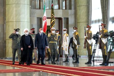 Iraq plays a delicate balancing act between neighbouring Iran and the US