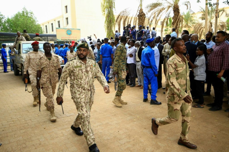 Sudanese security forces deploy outside the Khartoum courthouse during the trial of Bashir and 27 co-accused