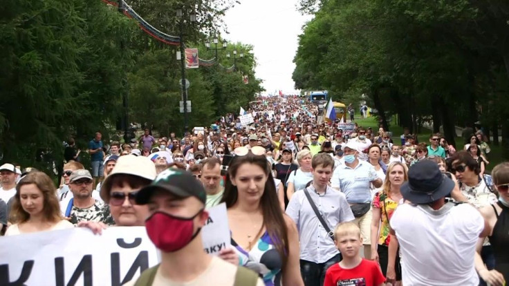 Thousands rally in the far eastern Russian city of Khabarovsk in protests supporting popular governor Sergei Furgal, who was detained on murder charges, and in a rare show of defiance against the Kremlin.Duration:00:51